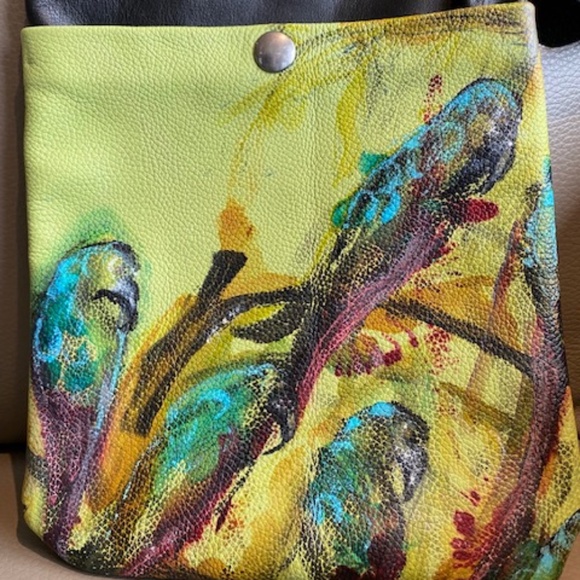 Small crossbody bag purse rare with painted parrots multicolour w/shoulder strap - Picture 3 of 11